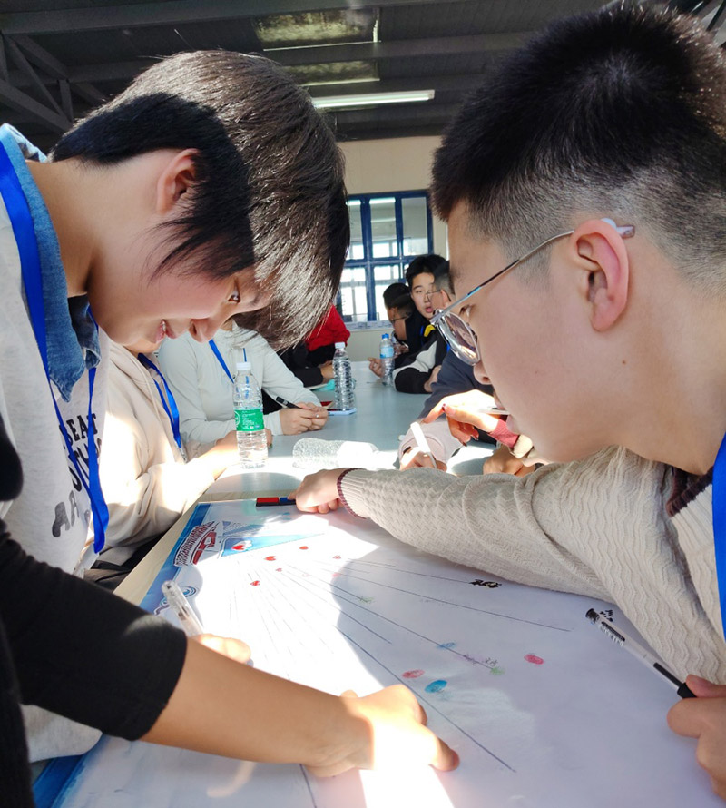 指尖芳华 巧结同心 速优公益实践团队在盘锦蓝晶动漫艺术学校举行公益综评活动